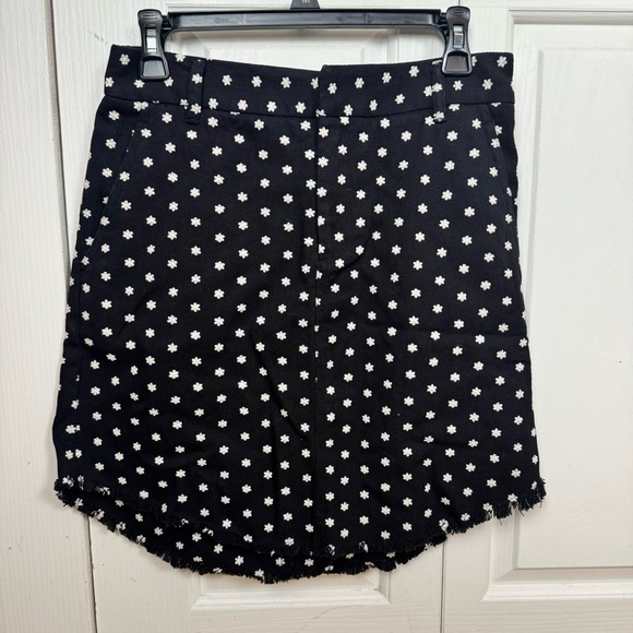 209wst38 Dresses & Skirts - 209wst38 Elegant Black and White Floral Mini Skirt